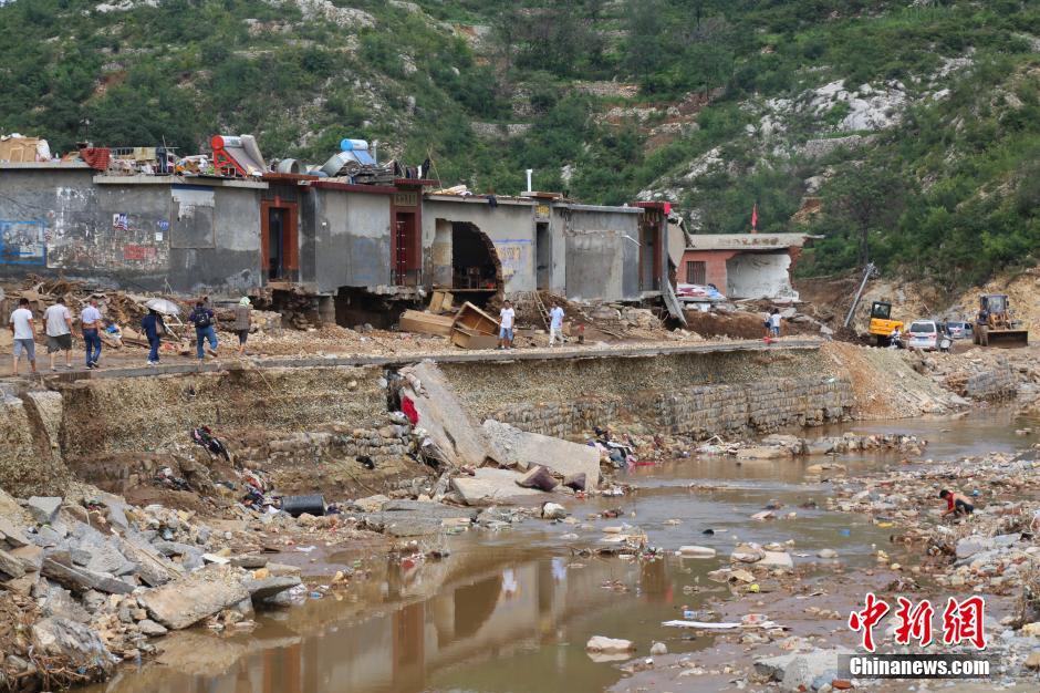 圖為都里鎮(zhèn)小河兩岸的民宅受損嚴重。