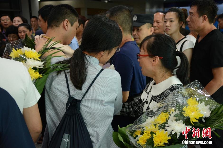 19時30分許，23位罹難者家屬代表陸續(xù)走出機(jī)場，多位家屬失聲痛哭。