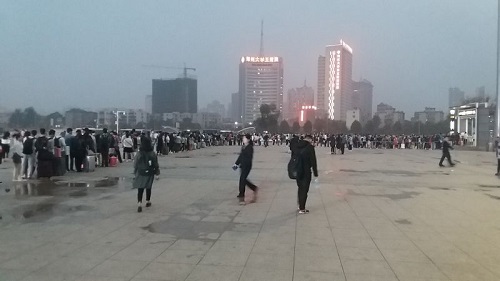 鄭州火車站乘客排百米長隊(duì)坐地鐵 場(chǎng)面壯觀