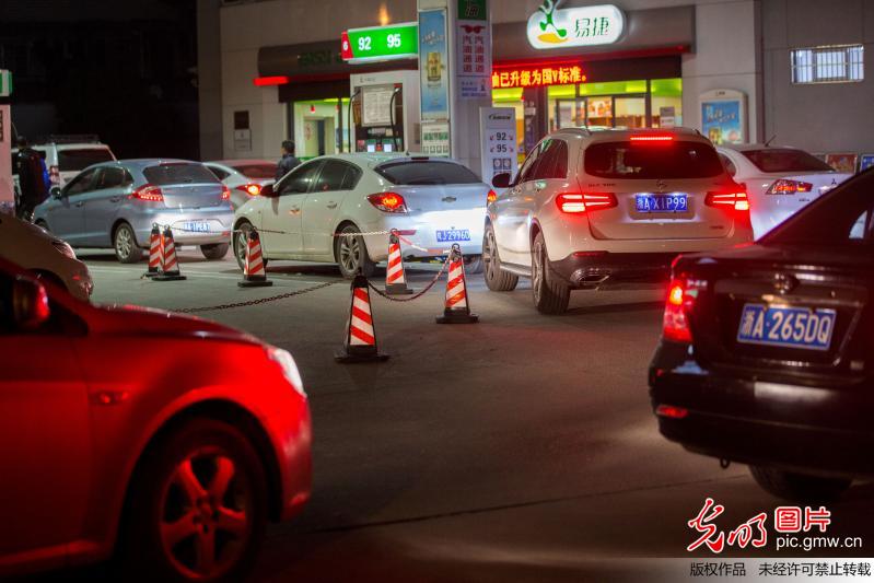 油價(jià)創(chuàng)四年來最大漲幅 杭州車主深夜排長隊(duì)加油