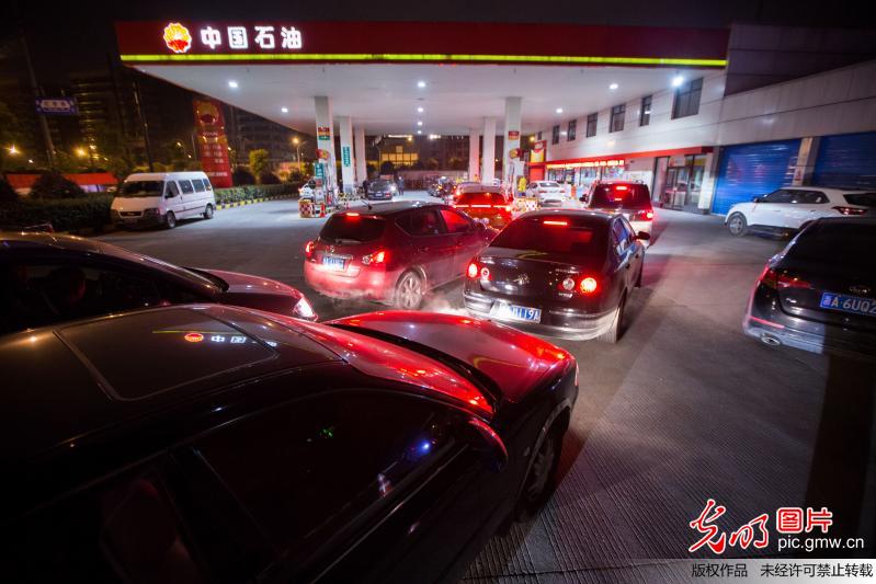 油價(jià)創(chuàng)四年來最大漲幅 杭州車主深夜排長隊(duì)加油