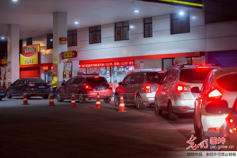 油價(jià)創(chuàng)四年來最大漲幅 杭州車主深夜排長隊(duì)加油