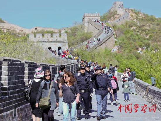 參加聯(lián)合巡邏的中意警察在長城上巡邏。本網(wǎng)記者 陳路坤 攝