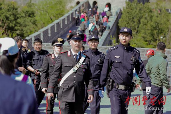 中意警察編隊巡邏。本網(wǎng)記者 陳路坤 攝
