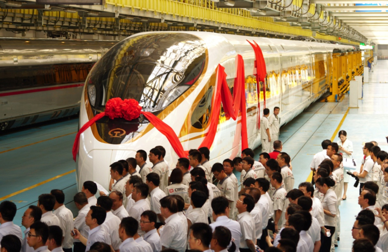 當(dāng)日，由中國鐵路總公司牽頭組織研制、具有完全自主知識產(chǎn)權(quán)、達到世界先進水平的中國標(biāo)準(zhǔn)動車組被命名為“復(fù)興號”?！皬?fù)興號”將于6月26日在京滬高鐵兩端的北京南站和上海虹橋站雙向首發(fā)。
