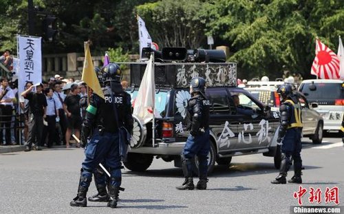 現(xiàn)場10多名日本警察身穿防暴制服，嚴防右翼份子鬧事。