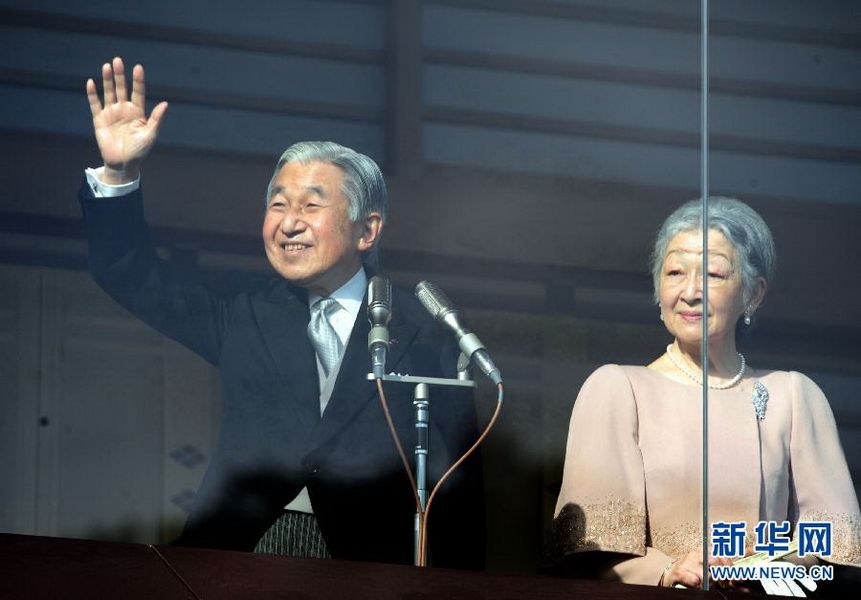 當(dāng)?shù)貢r(shí)間12月23日，在位于日本東京的皇宮，日本明仁天皇向民眾致意。