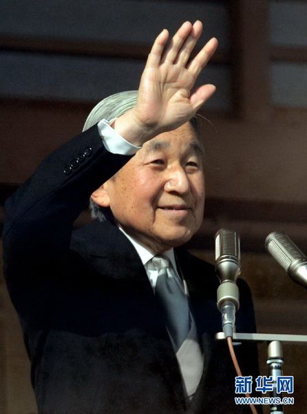 當(dāng)?shù)貢r(shí)間12月23日，在位于日本東京的皇宮，日本明仁天皇向民眾致意。