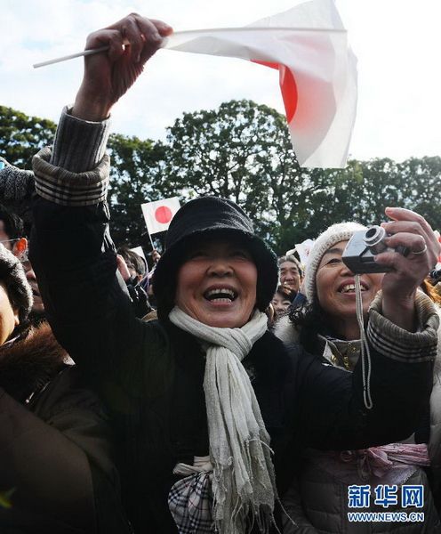當(dāng)?shù)貢r(shí)間12月23日，在位于日本東京的皇宮，民眾向明仁天皇祝賀生日。