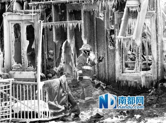 消防員用蒸汽機(jī)融化救火后殘留的冰層，尋找遇難者遺