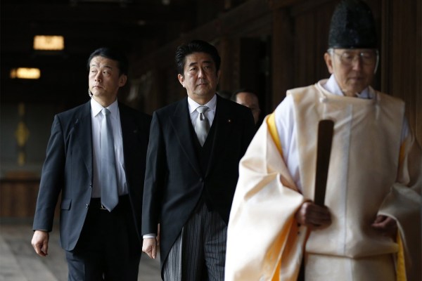 當(dāng)?shù)貢r(shí)間2013年12月26日，日本東京，日本首相安倍晉三抵達(dá)靖國神社。