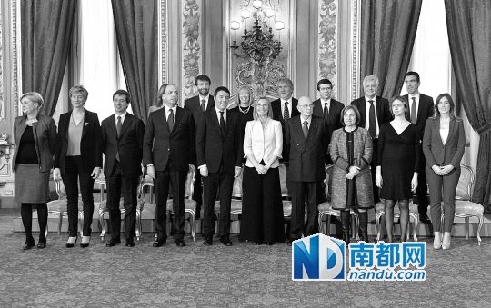 2月22日，在意大利羅馬總統(tǒng)府，新任總理馬泰奧·倫齊(前左五)與總統(tǒng)納波利塔諾(前右四)及新內(nèi)閣成員