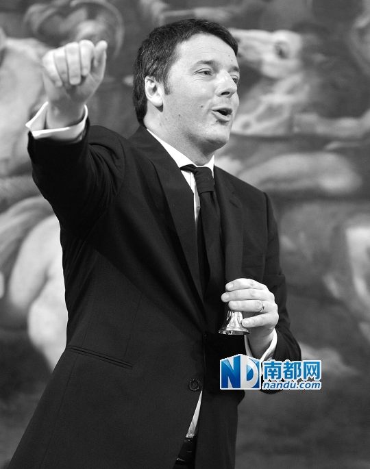 2月22日，在意大利羅馬總理府，新任總理馬泰奧·倫齊搖鈴象征正式行使總理權(quán)力。