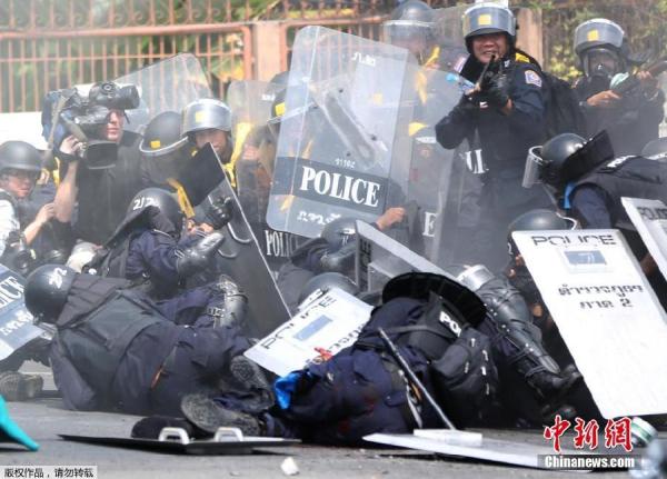 當(dāng)?shù)貢r(shí)間2月18日，泰國(guó)曼谷警方與示威者發(fā)生沖突。