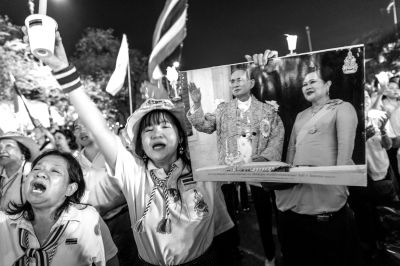 5日，泰國(guó)巴蜀府海濱度假勝地華欣，數(shù)萬(wàn)民眾身穿國(guó)王的代表色“黃色”T恤，自發(fā)上街，口喊“國(guó)王萬(wàn)歲”的口號(hào)。