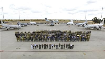 4月29日，澳大利亞珀斯，馬航MH370空中搜索正式結(jié)束，參與搜索的多國(guó)部隊(duì)在離開(kāi)前留影紀(jì)念。