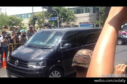 英拉乘坐其私人防彈車抵達(dá)軍方設(shè)施。