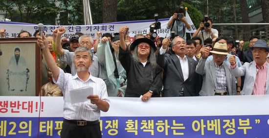 7月2日，在韓國首爾的日本駐韓國大使館前，民眾手持標(biāo)語參加抗議活動(dòng)。