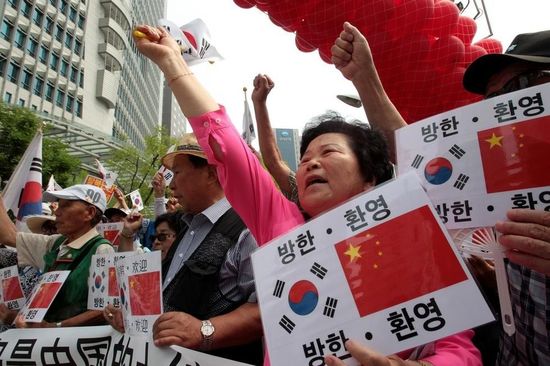 7月2日，在中國駐韓使館前，韓國民眾集會(huì)歡迎中國國家主席習(xí)近平訪韓，并打出寫有“釣魚島是中國的土地”字樣。