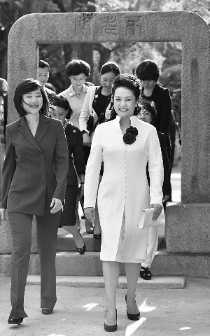 昨天，彭麗媛在韓國(guó)代理“第一夫人”趙允旋左的陪同下參觀昌德宮。
