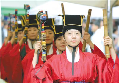3日，韓國首爾，成均館內(nèi)，民眾穿著傳統(tǒng)服飾跳舞迎接中秋。中秋和春節(jié)一樣，是韓國最重要的傳統(tǒng)節(jié)日。