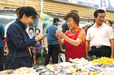 5日，韓國首爾，韓國總統(tǒng)樸槿惠在中秋前視察市場，購買過節(jié)食品。