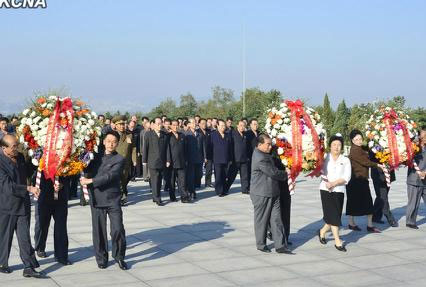 　朝鮮勞動(dòng)黨中央委員會(huì)、最高人民會(huì)議常任委員會(huì)和內(nèi)閣分別向銅像敬獻(xiàn)了花圈。