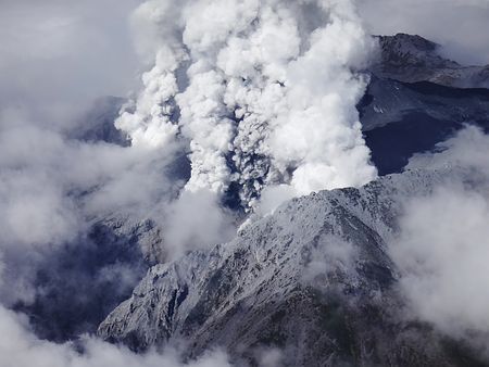 日本長野縣警方直升機(jī)拍攝的御岳山噴火照片