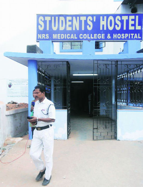 印度青年偷手機被學生暴打割下體(圖)