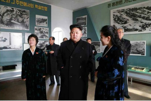 當?shù)貢r間2014年11月25日，據(jù)朝鮮《勞動新聞》報道，朝鮮領導人金正恩和妹妹金與正一起視察朝鮮反美