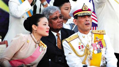 蒙西拉米左與哇集拉隆功王儲右一同參加活動。