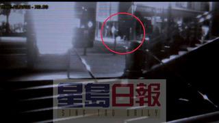 視頻拍到一名兇徒不斷踢打林泰紅圈內(nèi)。美國(guó)《星島日?qǐng)?bào)》