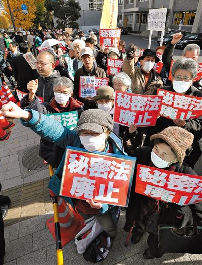 10日，日本東京，民眾聚集在首相官邸前，抗議當(dāng)天生效的《特定秘密保護(hù)法》。