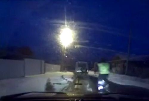 警車追逐中仍未追上可疑汽車，此時(shí)令人震驚的一幕出現(xiàn)，一名警察從警車中跳出來，向可疑車輛跑去。