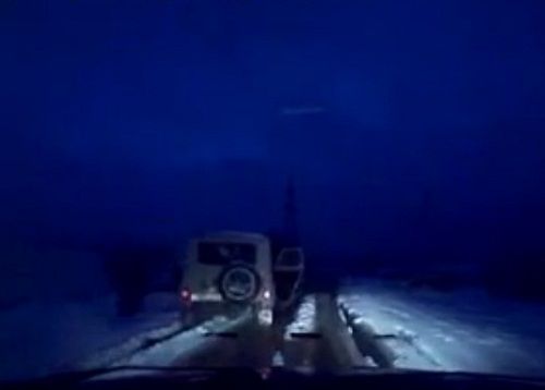 　　警察成功打開可疑汽車的車門并登上汽車，司機(jī)見狀立即停車及棄車逃走，警察則下車?yán)^續(xù)追捕司機(jī)。