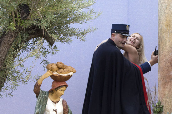 女權組織Femen成員梵蒂岡裸身示威 被警察帶走