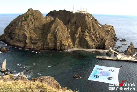 韓民間人士在獨(dú)島放巨幅韓國國旗 欲申請(qǐng)世界紀(jì)錄(組圖)