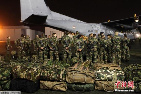 當(dāng)?shù)貢r(shí)間1月7日，法國(guó)軍人抵達(dá)巴黎布爾歇機(jī)場(chǎng)。他們將被部署在巴黎，以增強(qiáng)巴黎市的安保力量。