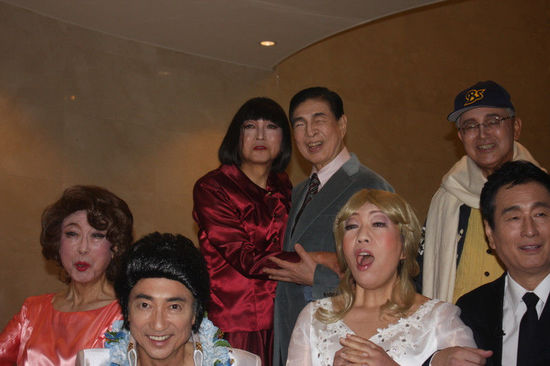 日本前首相鳩山由紀(jì)夫（后排左一）女性扮相演出音樂?。ňW(wǎng)頁截圖）