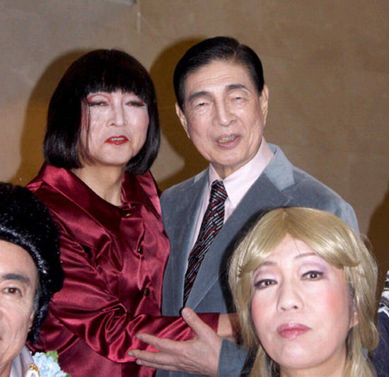 日本前首相鳩山由紀(jì)夫（后排左一）女性扮相演出音樂?。ňW(wǎng)頁截圖）