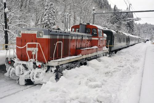 JR一臥鋪特急列車，因大雪在JR奧羽線津輕湯站附近拋錨，約130名乘客不得不在車上過夜。