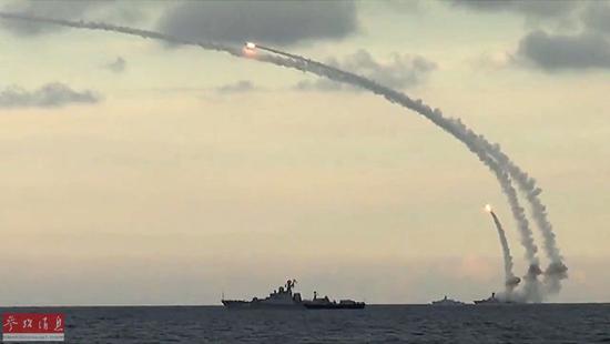 圖為里海艦隊(duì)軍艦從里海水域發(fā)射18枚“口徑-NK”巡航導(dǎo)彈。