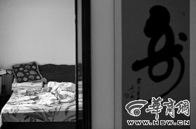 昨日，徐萬(wàn)發(fā)躺在自家床上，鼻子插著氧氣管 記者張杰攝