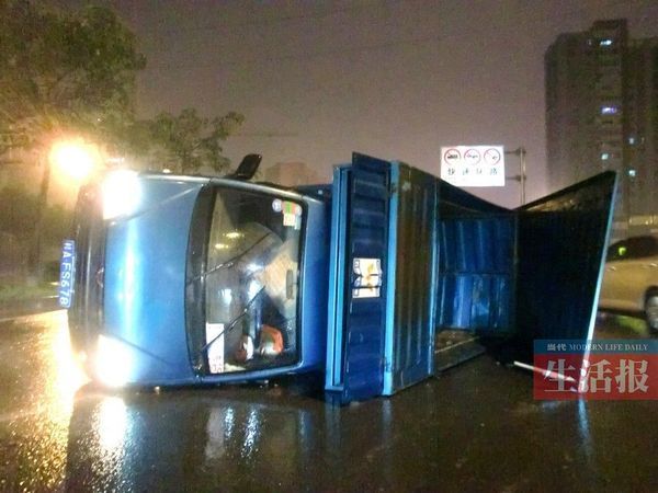 小貨車側(cè)翻現(xiàn)場。