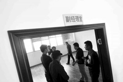  副經(jīng)理室裝修得相當(dāng)豪華，稱得上“土豪”級(jí)別