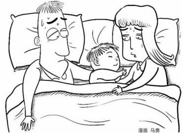 漫畫圖：男孩與父母同床睡。