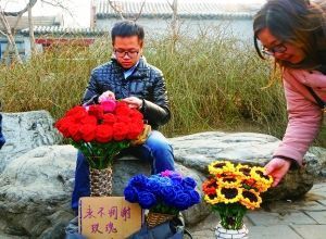 李博文周末在什剎海擺攤賣花。 晨報記者 王巍/攝