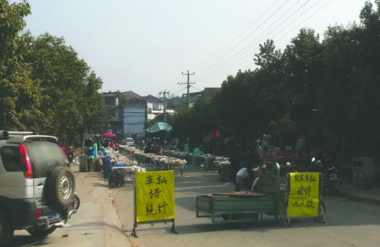 簡陽董家埂鄉(xiāng)，主干道被占道擺酒席