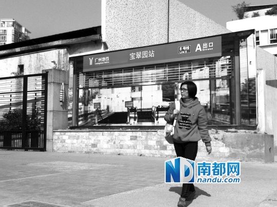不少行人將這幅畫誤認(rèn)為是真地鐵站。南都記者 單小亮 攝