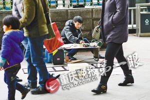 街頭，張啟輝將自己的作品擺放出售。